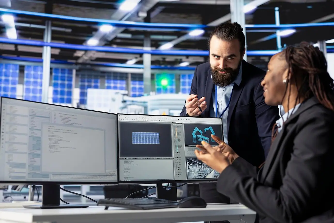 Счастливый программист завода фотовольтаики, пишущий код, демонстрирует прогресс менеджеру.