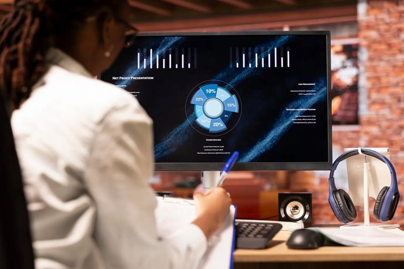 Крупный план: студент дома делает заметки во время просмотра презентации.