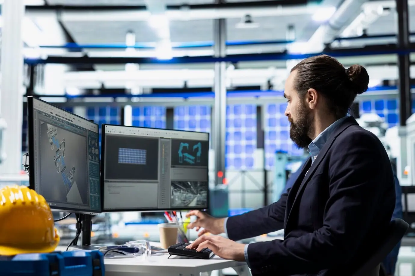 Мужчина-производственный рабочий на заводе по производству солнечных панелей проводит плановую проверку.