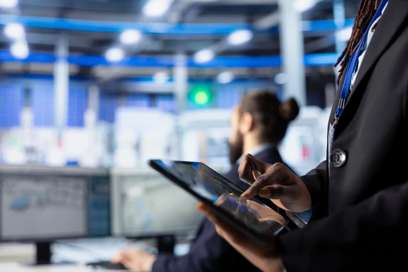 Крупным планом: работник фотовольтаческого завода настраивает параметры производства на планшете.